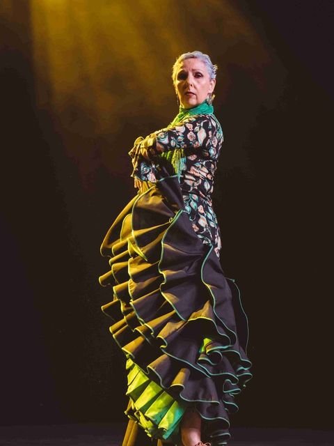 Rocío Pozo bailando con bata de cola en un espectáculo de la compañía